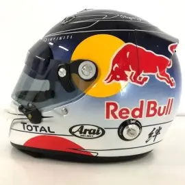 Шлем с автографом гонщика Себастьяна Феттеля, белый мрамор